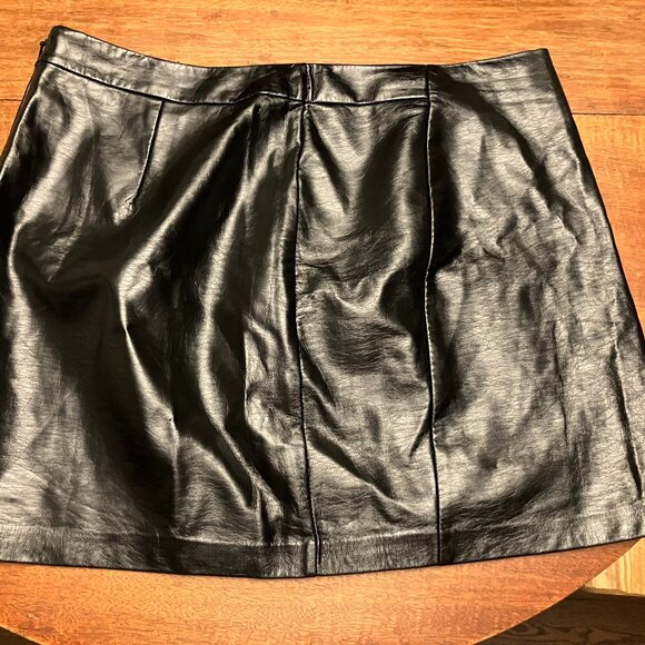 Black Vinyl Mini Skirt - Picture 4 of 9